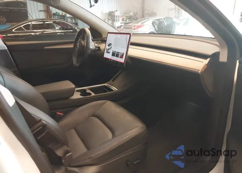 2023 Tesla Model Y Awd/Long Range Dual Motor All-Wheel Drive z USA, uszkodzony, nr VIN 7SAYGAEE9PF768518